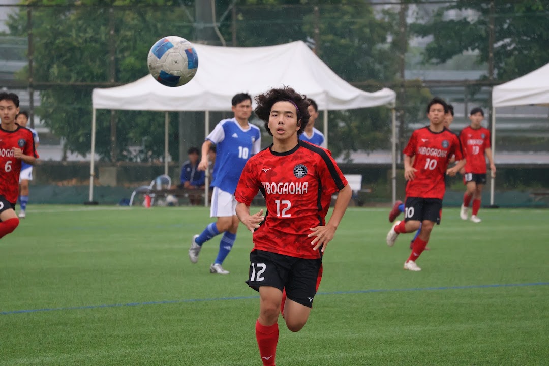 向上高校B戦でボールを追って走る希望ケ丘高校の選手