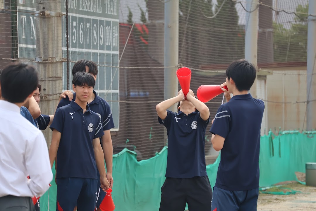横須賀総合戦で、赤いメガホンを手に仲間を応援する生徒たち