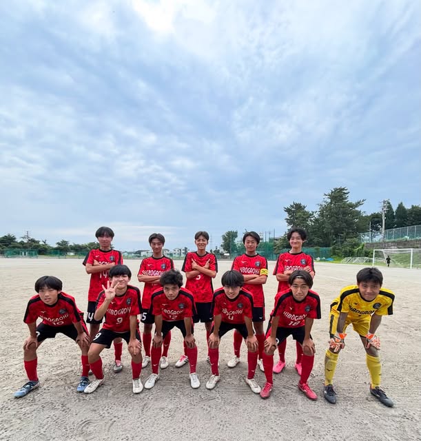 赤いユニフォームで集合する選手たち