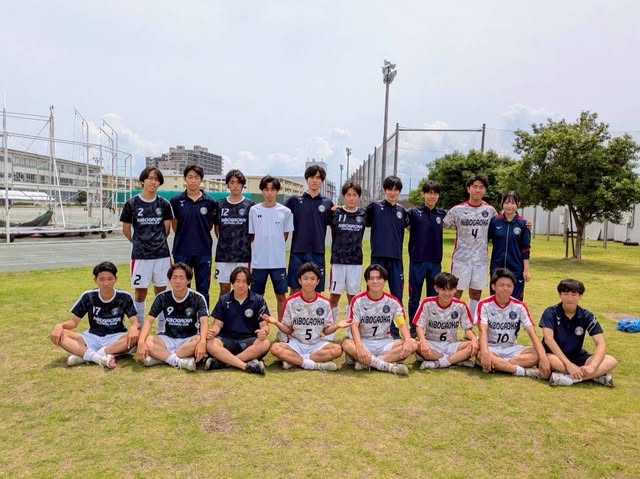 グラウンドで集まるチームの集合写真