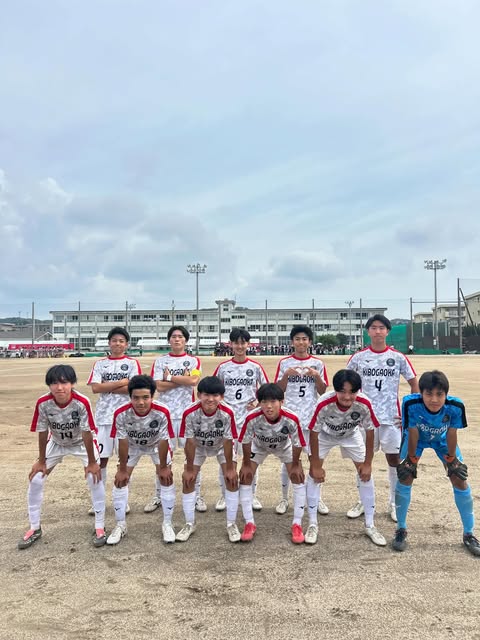 白いユニフォームで集合する選手たち